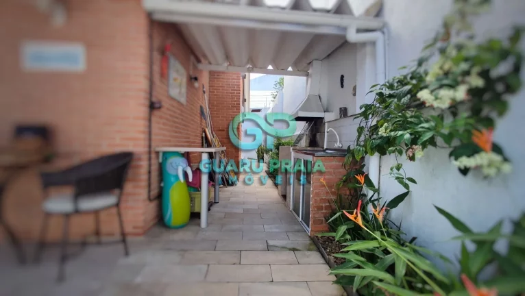 Imagem Sala espaçosa para 2 ambientes, varanda, sala de jantar, 3 dormitórios sendo uma suíte, banheiro social, cozinha, lavanderia, piscina, churrasqueira, 1 edícula com 2 suítes, 5 quartos