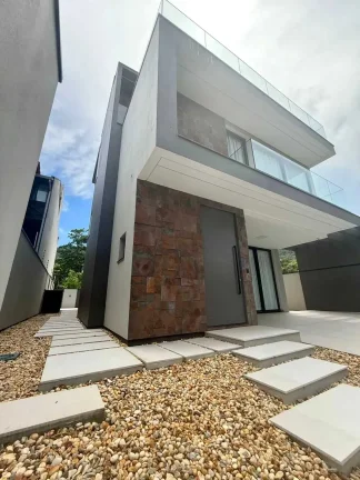 Imagem Casa com 4 dormitórios sendo 4 suítes e 2 vagas de garagem em Balneário Camboriú/SC