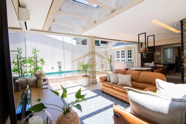 Imagem Casa de estilo Neo-Clássico recém-reformada e ampliada, 4 quartos sendo 2 suítes, 4 vagas