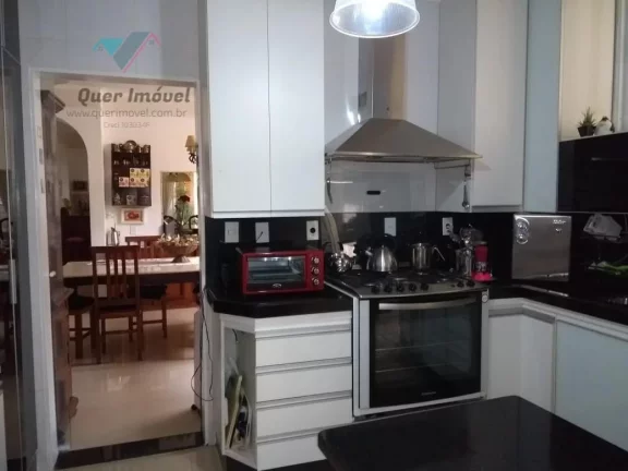 Imagem Luxuosa casa em condomínio à venda em Ribeirão Preto-SP, no bairro Ribeirânia. Condomínio Parque das Figueiras. 4 quartos, 4 suítes, 3 salas, 6 banheiros, 2 vagas de garagem. 320,00 m² de área. Imperdível com a Quer Imóvel Negócios Imobiliários.