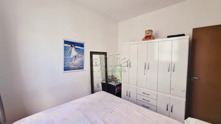 Imagem Apartamento de 2 quartos, 1 banheiro mais vaga de garagem, com transporte público e supermercados e...