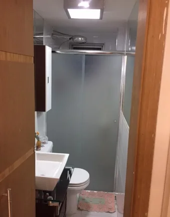 Imagem Apto de 60M², 2 quartos, armário, banheiro, sala aberta e cozinha americana planejada, área de serviço. Vaga fixa.
