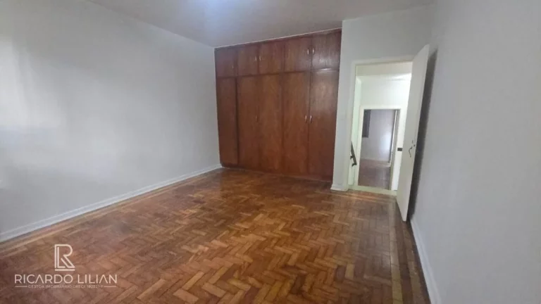 Imagem Casa com 3 dormitorios sendo uma suite e duas vagas localizada proximo ao Metro Vila Sonia.