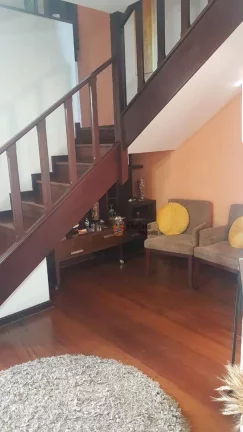 Imagem Sobrado com 3 dormitórios à venda, 206 m² por R$ 1.150.000 - J Jaguaribe - Campos do Jordão/SP