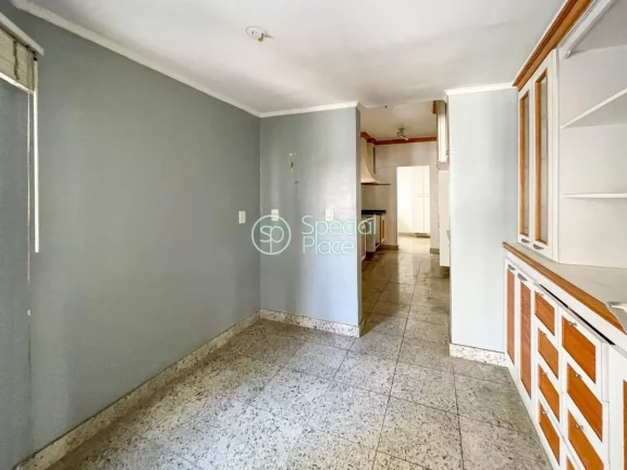 Imagem Apartamento enorme. São 215m2 de área útil, 3 dormitórios ( 3 suítes ) e 4 vagas na garagem. Li...