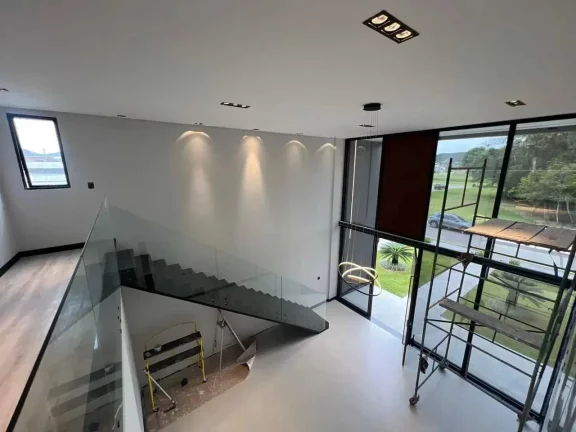 Imagem Casa nova no Condomínio Caledônia com 5 suítes e 4 vagas de garagem em Camboriú-SC