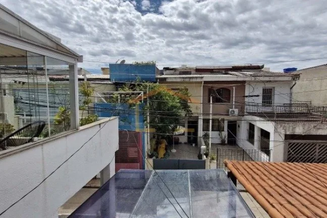 Imagem Casa em vila com 140m² de área construída. O imóvel é um sobrado com 2 dormitórios bem distrib...