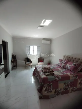 Imagem Casa à venda em Campo Grande-MS, bairro Panorama: 2 quartos, 1 suíte, 3 salas, 2 banheiros, 4 vagas de garagem, 266m².
