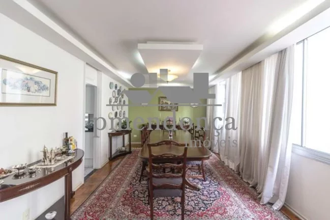 Imagem Apartamento um por andar, 265m² útil, living para 03 ambientes, piso de tábuas largas corridas de...
