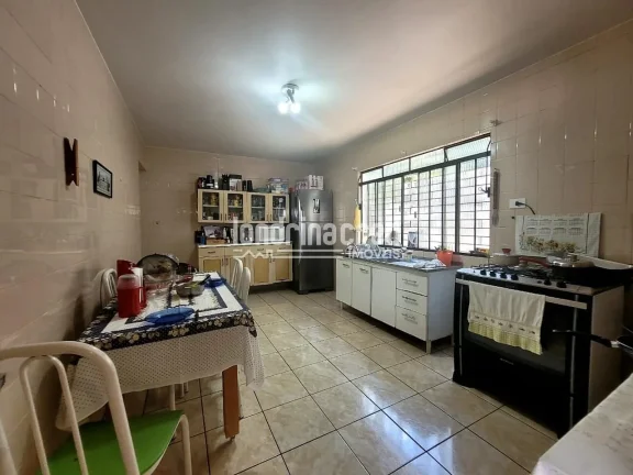 Imagem Casa espaçosa com 2 dormitórios, 2 banheiros e 2 vagas de garagem em terreno de 300m², com 126m² de construção — conforto e praticidade em um só lugar!
