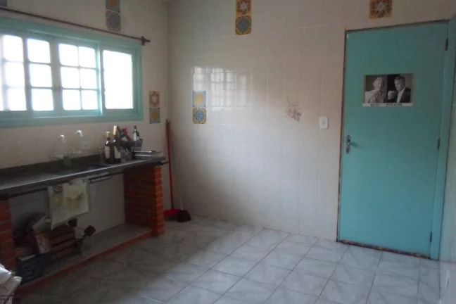 Imagem Casa com edícula a 200m da praia à venda em Peruíbe.