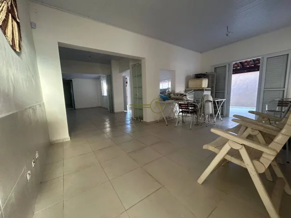 Imagem Casa lote inteiro á venda com 3 quartos (1 sendo suíte) - Jd. Peruíbe