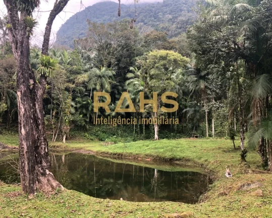 A liberdade de viver em um ambiente em meio a muita natureza. Excelente chácara, escriturada a vend...