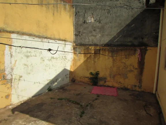 Imagem Encantadora casa de rua disponível para venda, localizada em um bairro tranquilo e de fácil acesso...
