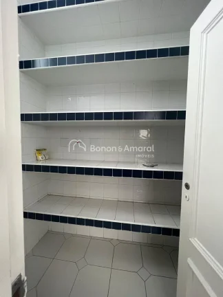 Imagem Linda casa de alto padrão, recém reformada! A residência possui living para vários ambientes, sa...