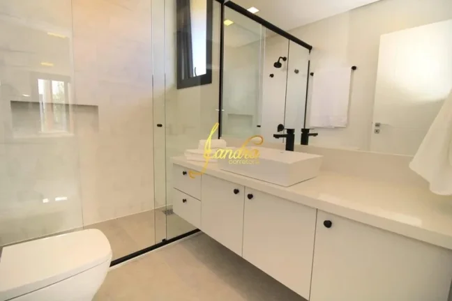 Imagem Belíssima Sobrado no Condomínio Enseada! Estilo Contemporâneo, composto por 05 suítes com sacada