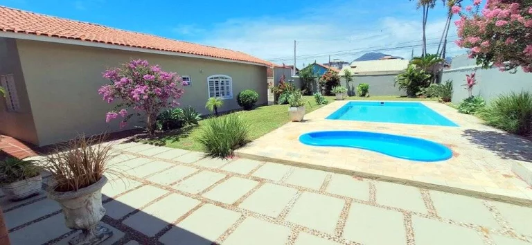 Imagem CASA LADO LINHA COM PISCINA EM DOIS LOTES