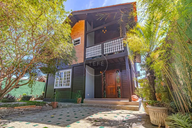 Imagem CASA com 3 DORMITÓRIOS em CONDOMÍNIO FECHADO - 199m² de área construída