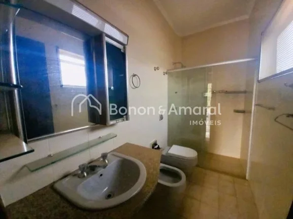 Imagem Oportunidade de negócio! Espaçoso sobrado com 5 quartos sendo 4 suítes, escritório, 7 banheiros,...