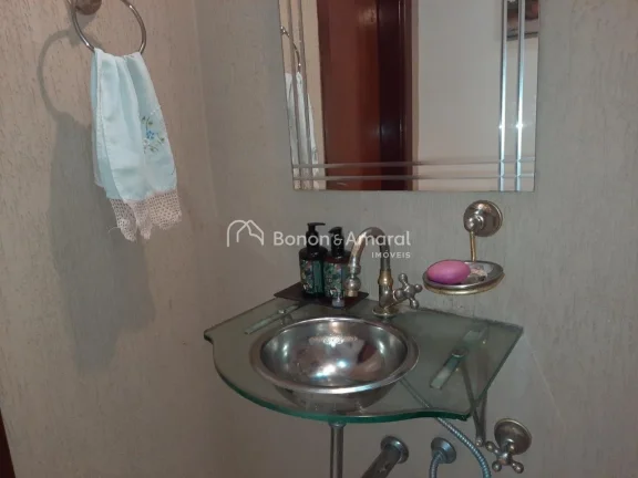 Imagem Belo sobrado em localização privilegiada dentro do condomínio, com construção sólida, funciona...