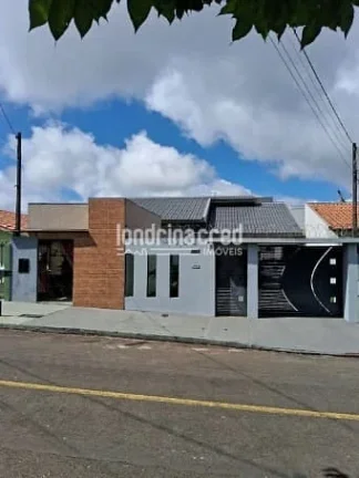 Casa à venda em Apucarana com 3 quartos, suíte, sala comercial na frente, terreno de 385 m² e aceita troca por casa em Guaratuba ou Matinhos