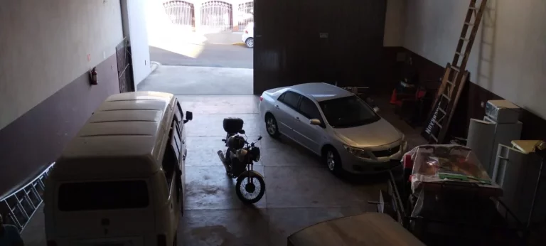 Imagem Barracão com 230m² com escritório, 2 banheiros e mezanino, vagas para recuo.Perto da Santa Casa, ...