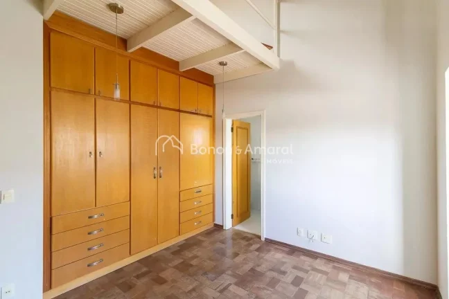 Imagem Linda e espaçosa casa no Alphaville Campinas, com área construída de 330 m². A residência possu...