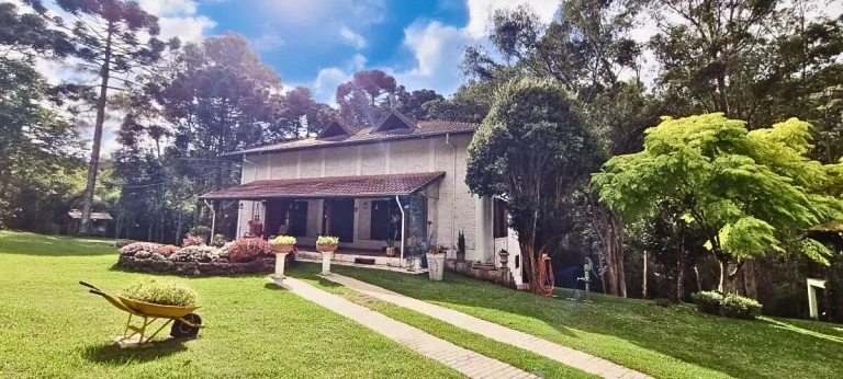 Imagem Refúgio de montanha com rio privativo e arquitetura autoral em Gonçalves