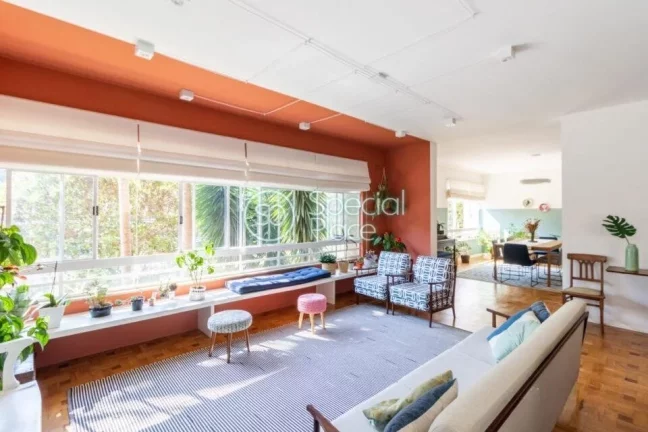 Imagem Apartamento de alto padrão com 291m², 5 dormitórios ( 1 suíte ) e 1 vaga na garagem. Hall privat...