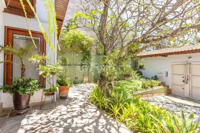Imagem Casa Brooklin - 402M², 4 Dorms, 2 Suítes, 4 Vagas, Piscina Aquecida, Churrasqueira, Chuveiro a Gás, Lareira, Pomar, Jardim.