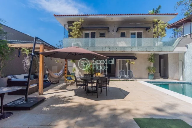 Casa com excelente localização e ótima segurança, reformada pela Arquiteta Arquiteta Gisela Bent...