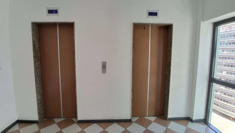 Imagem Sala/Conjunto Comercial à Venda, 60,79m2, Dividida Em 3 salas, Com Vaga de Garagem - Centro, Florianópolis/SC