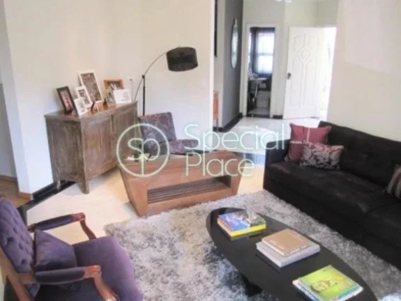 Imagem Casa em condomínio com 610m², reformadíssima, muito iluminada e clean. Amplo living para dois amb...