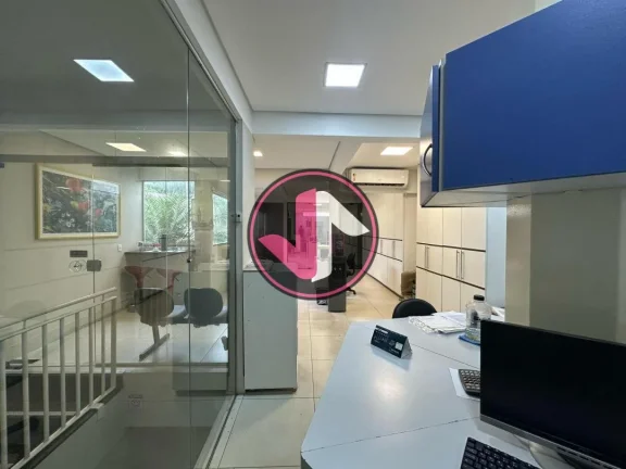 Imagem São 5 salas: piso inferior: 2 salas amplas, cozinha, recepção, banheiro social + despensa + jardi...