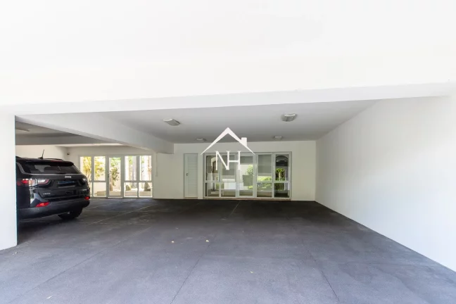 Imagem Casa alto padrão em condomínio fechado de 900m com 4 suítes (1 master), elevador, 6 vagas, piscina, churrasqueira, academia, cozinha gourmet
