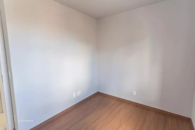 Imagem Imóvel aconchegante à venda com 3 quartos, sendo 1 suíte, e 2 banheiros no total. O condomínio f...