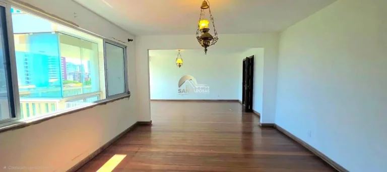 Imagem Um por andar, hall privativo e varanda com fechamento de vidro. Andar alto, vista livre para mar e