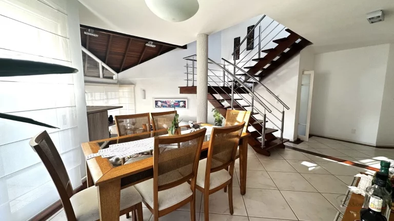 Imagem Esta linda casa em Cacupé tem tudo o que você e sua família procuram. Uma casa ampla, bem constru...