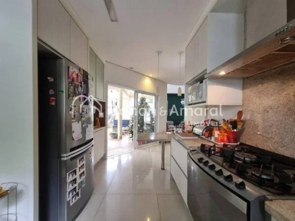 Imagem Linda e espaçosa casa com 308 m² de área construída. A residência possui 4 quartos (todos com a...