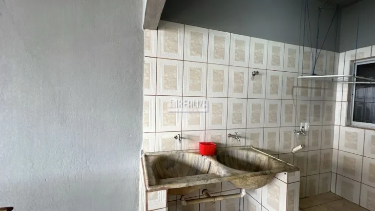 Imagem Casa para alugar no bairro Cidade Nova, Uberaba - 2 dormitórios, 1 suíte, 4 garagens
