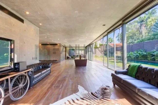 Imagem Oportunidade única: Casa de Alto Padrão no Jardim Europa, São Paulo-SP, com 4 quartos, 4 suítes e 8 vagas de garagem!
