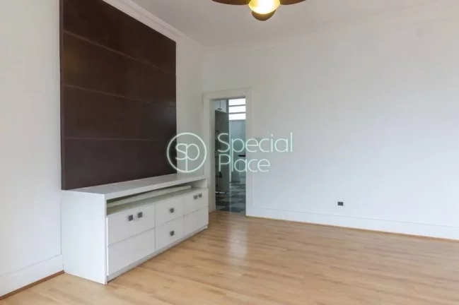 Imagem Linda Penthouse no miolo do bairro. São 231m² de área privativa, 3 dormitórios ( 1 suíte) e 2 v...