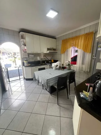 Imagem Casa com 3 dormitórios e 4 vagas sendo 2 cobertas - Floresta | Joinville/SC