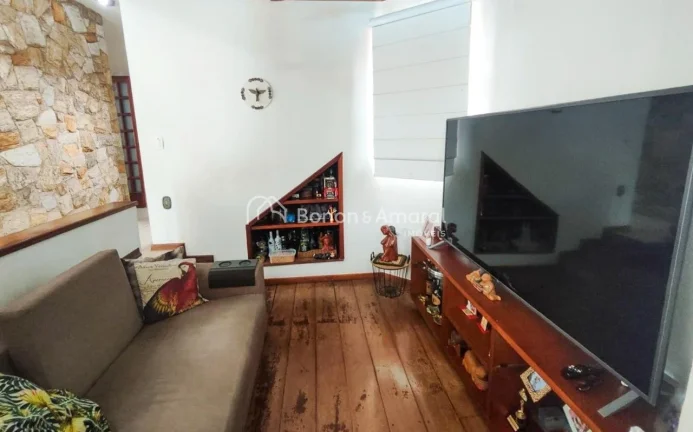 Imagem Essa espaçosa residência conta com 4 dormitórios, sendo 2 suítes, uma delas no pavimento térreo...