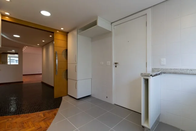 Imagem OPORTUNIDADE IMPERDÍVEL ! Apartamento 125M² Reformado, 3Q, 1 Suíte, 2 Banheiros, 2 Vagas.