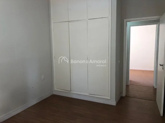 Imagem Oportunidade no Edifício Cristina, no Centro de Campinas. Este amplo apartamento totalmente reforma...