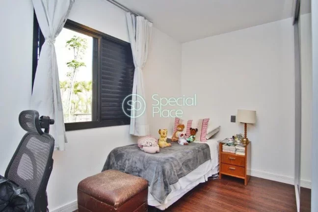Imagem Ótimo apartamento à venda no Morumbi - Área: 138,14m² - Living com varanda na copa das árvores ...
