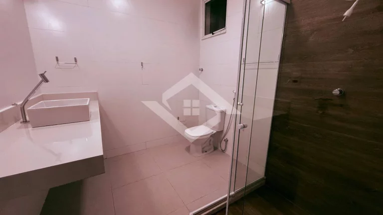 Imagem Apartamento de 4 Quartos Reformado no Posto 4 de Copacabana – Venda Direta!
