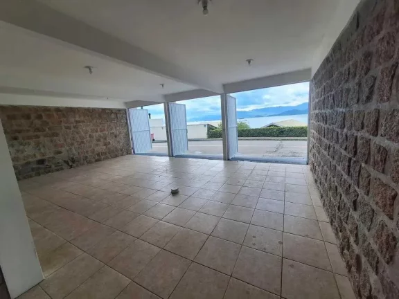 Imagem Casa mobiliada com 4 dormitórios sendo 2 suítes e 3 vagas de garagem em Florianópolis