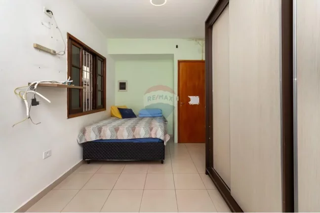 Imagem Casa com 4 dormitórios, 2 suítes, 5 banheiros, 3 vagas de garagem.